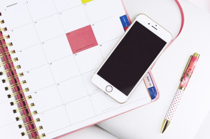 Kalender mit Smartphone und Stift