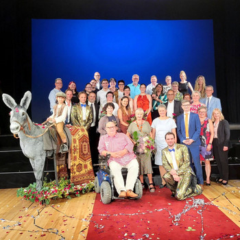 Gruppenfoto der diesjährigen Gewinner:inne des Bürgerpreises, mit lebensechter Eselsfigur am Rand