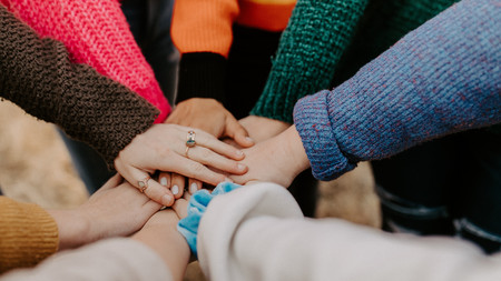 Menschen halten ihre Hände zusammen