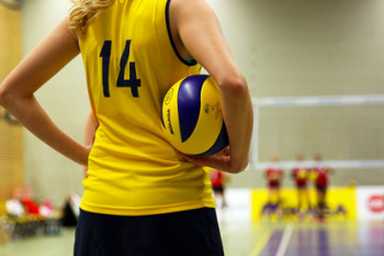 Rücken einer Volleyballspielerin im gelben Trikot