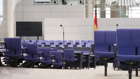 Blaue Stühle im Bundestag