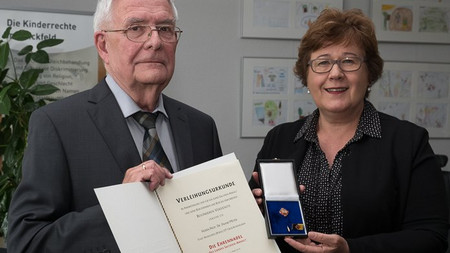 Prof. Dr. Frank Peter Meyer erhält von der stellv. Ministerpräsidentin Petra Grimm-Benne die Ehrennadel des Landes Sachsen-Anhalt für jahrzehntelanges ehrenamtliches Engagement in Ethikkommission.