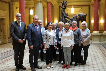 Engagementborschfter*innen gemeinsam mit Kulturminister Robra (l.)