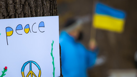 peace-Schild mit Ukraine-Flagge