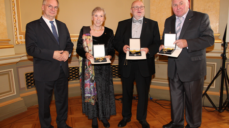 Gruppenbild der Träger:innen zusammen mit Ministerpräsident Haseloff