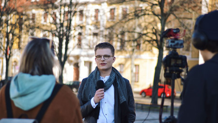 Hier entsteht gerade eine WhyNOT?!-Story: Das Team interviewt und filmt den Engagierten Kenny-Lee Richter in Magdeburg.