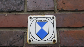 Denkmal-Plakette an einem Gebäude